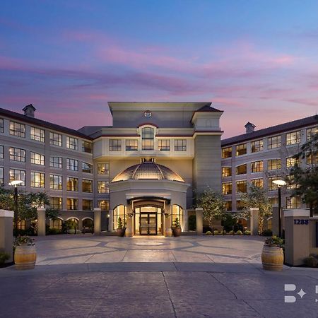 The Royal Kelowna - Bellstar Hotels & Resorts Eksteriør bilde